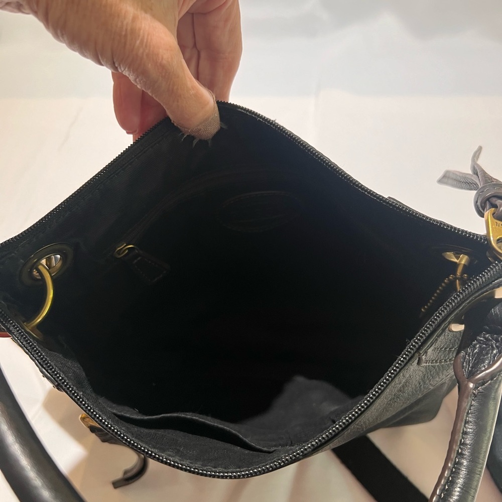 Fossil black leather zippered crossbody with adjustable strap and handle - Picture 3 of 4